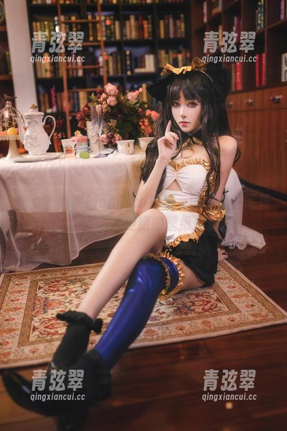 南桃Momoko 修女?南桃Momoko把这一切转化为写真,让人无从拒绝的壁纸幻想。