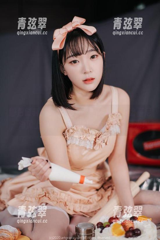 图包时刻：姜仁卿(강인경)身着白色比基尼，海滩上的沙子演变成了我的零食目光！