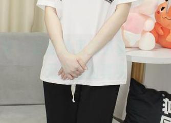 小众视觉 - 在泳池里的小薯条，图片是毫无修饰的真实