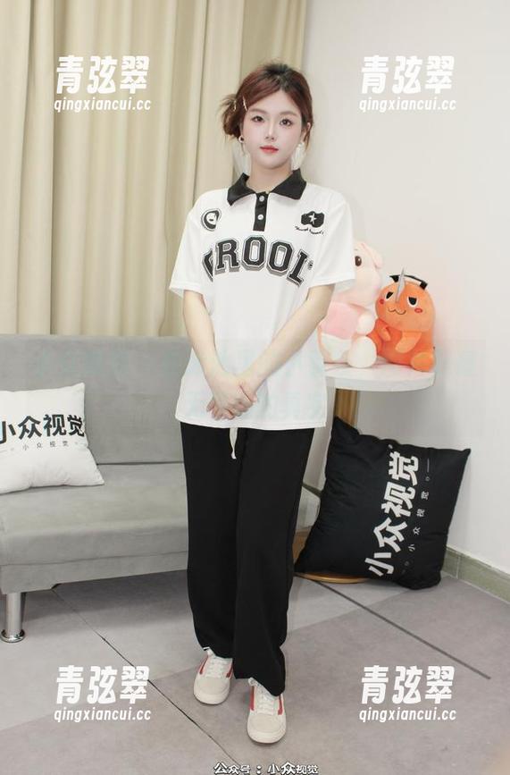 小众视觉 - 在泳池里的小薯条，图片是毫无修饰的真实