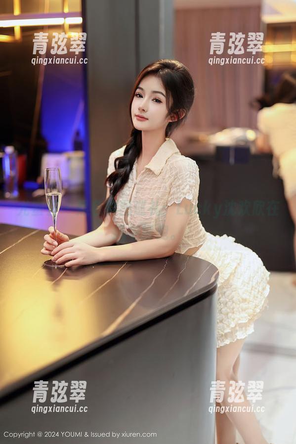 尤蜜荟-Lucky沈欢欣 尤蜜荟 - 黑色套图巡礼:Lucky沈欢欣在风中摇曳。