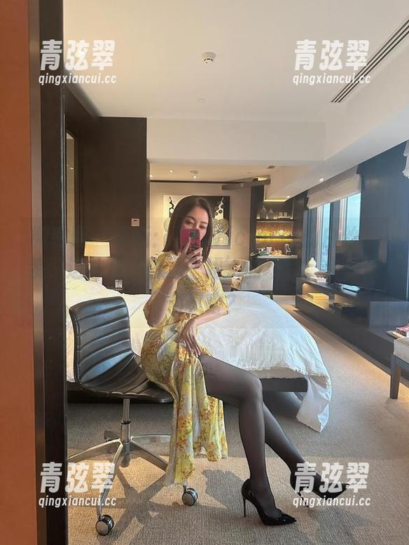 果儿Victoria 微密圈 - 更新:果儿Victoria的白丝套装,这才是‘白丝一姐’的本色!无敌颜值又啥?
