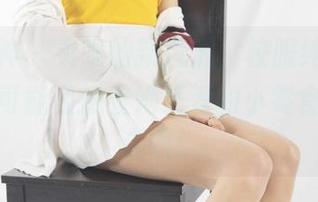 梦丝女神 - 灵唯的新风潮，校服纯白——网盘里可能还藏着她最爱的小零食下载方式哦！