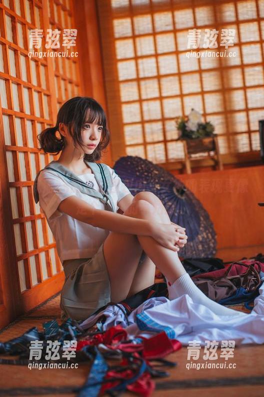 疯猫ss 在疯猫ss的私拍图包内,女神的表现更像是个随性的小姑娘。