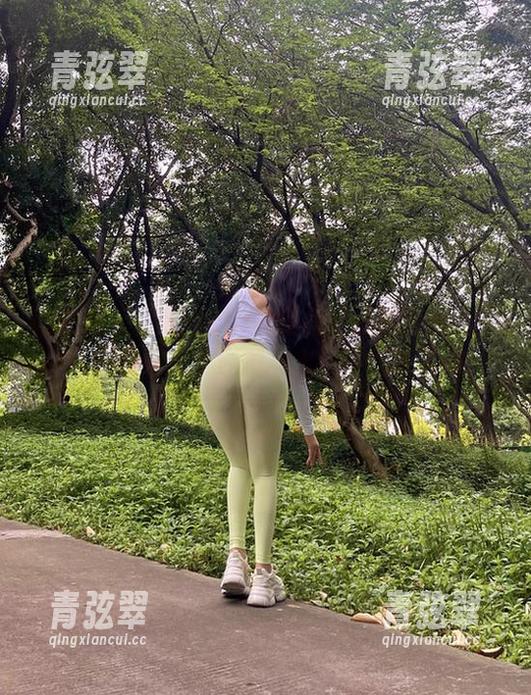 艾拉·isla 微密圈 - 艾拉·isla的红裙:谁能拒绝这个小红帽的诱惑?原图送上,图包附赠哦!