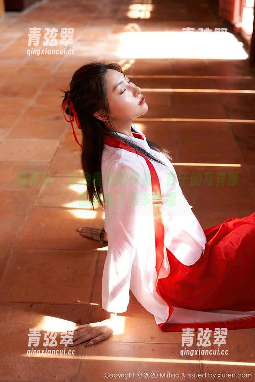 蜜桃社-杏子 蜜桃社 - 泳池青春的映衬,杏子的写真原图承载了很多梦魇