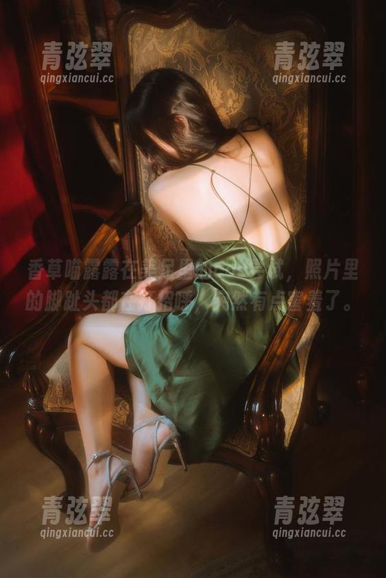 香草喵露露 香草喵露露在美足里的cos尝试,照片里的脚趾头都在打招呼,突然有点害羞了。