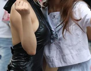 魔镜街拍 - 更新来了，艾小青的红裙写真怎么越看越像是明信片里的女主角？