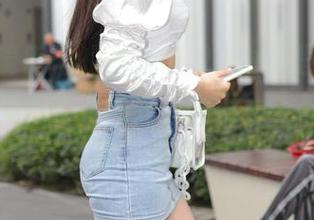 来自魔镜街拍的最新魔鬼身材原图，光影交错中藏着些许欲望，随便一瞥都想把人收入眼底。