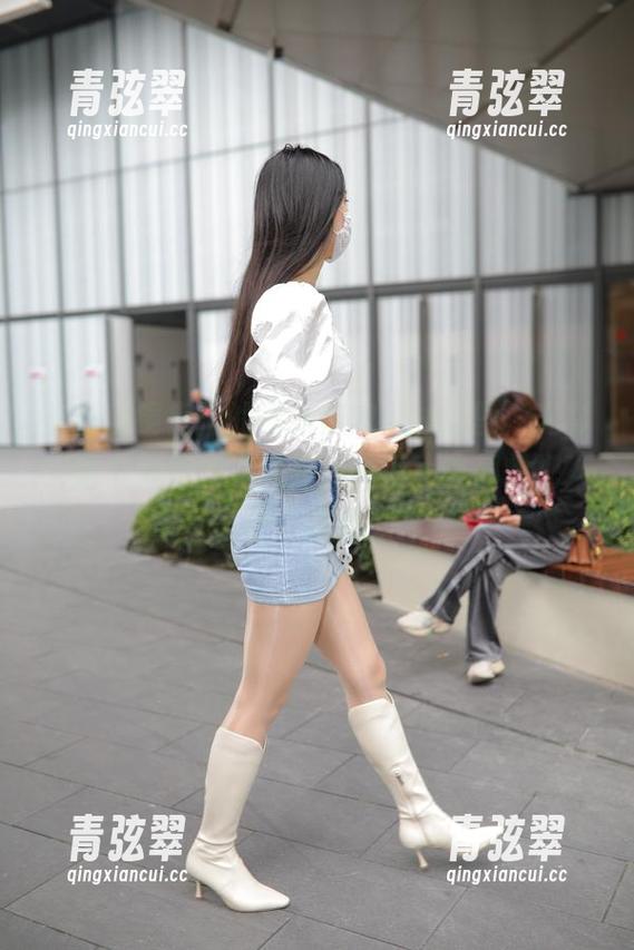 魔镜街拍 来自魔镜街拍的最新魔鬼身材原图,光影交错中藏着些许欲望,随便一瞥都想把人收入眼底。