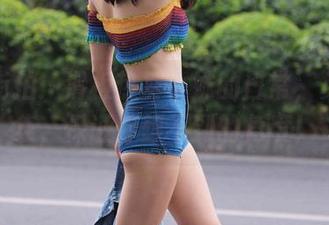 魔镜街拍：滑板热裤小妹的日常，免费合集，保证你想不到的角度！