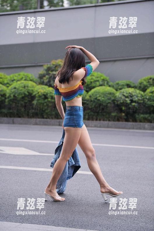 魔镜街拍 魔镜街拍:滑板热裤小妹的日常,免费合集,保证你想不到的角度!